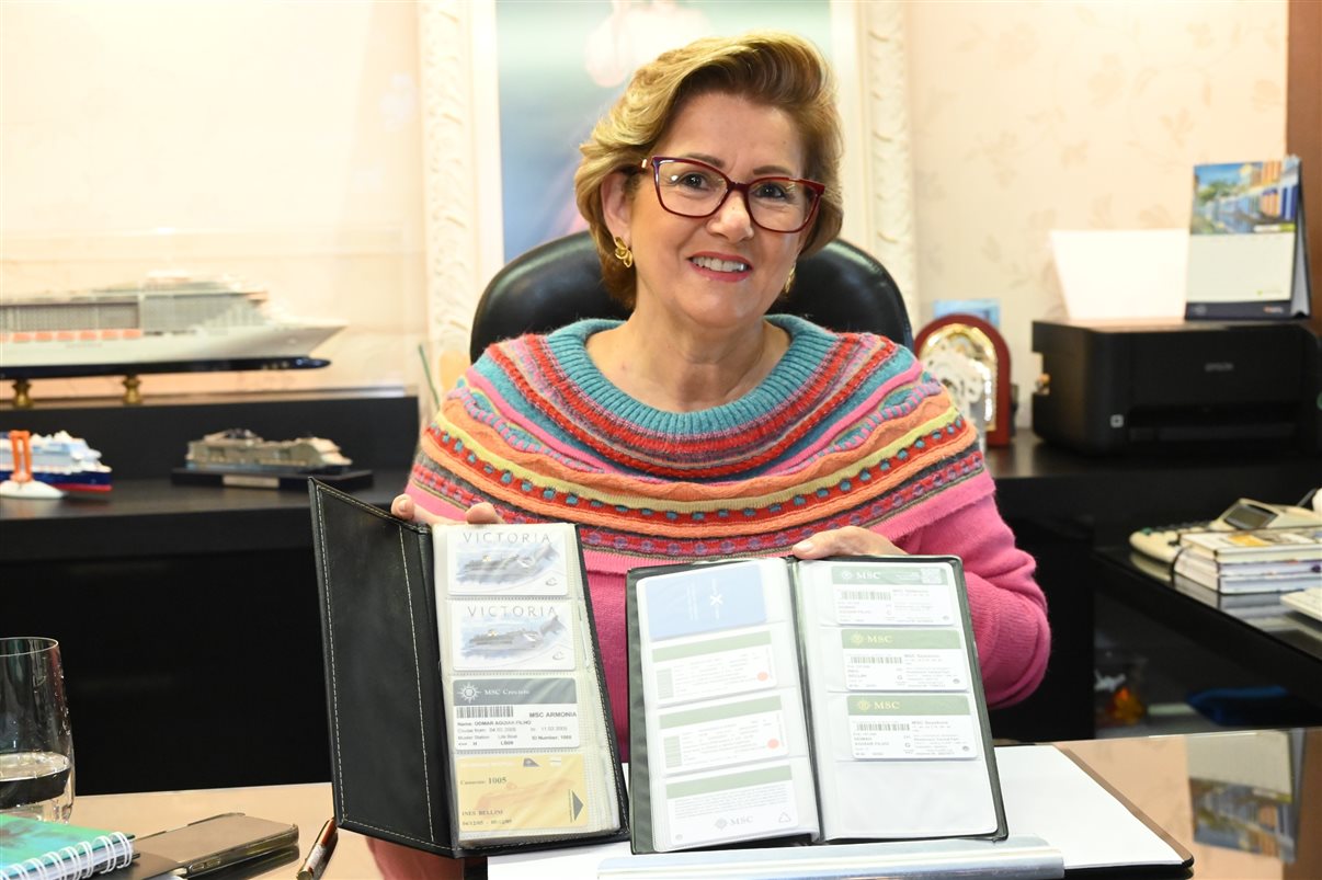 Cruzeirista de carteirinha: Ines Bellini mostra sua coleção de chaves de suas viagens de cruzeiro pelo mundo