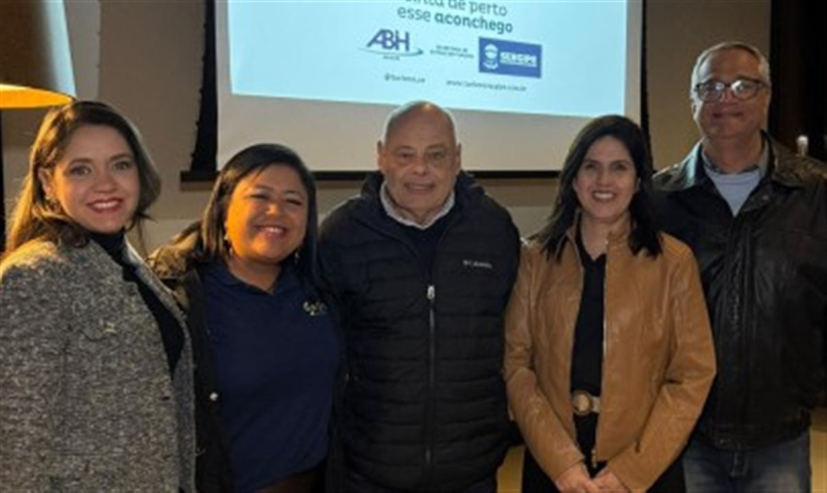 Lívia Menezes, da Rede Real de Hotéis, Naime Melo, da Setur-SE, Mario Guaspari, master franqueado RS, Luciana Kariny, da ABIH-SE, e Reinaldo Barbosa, da CVC