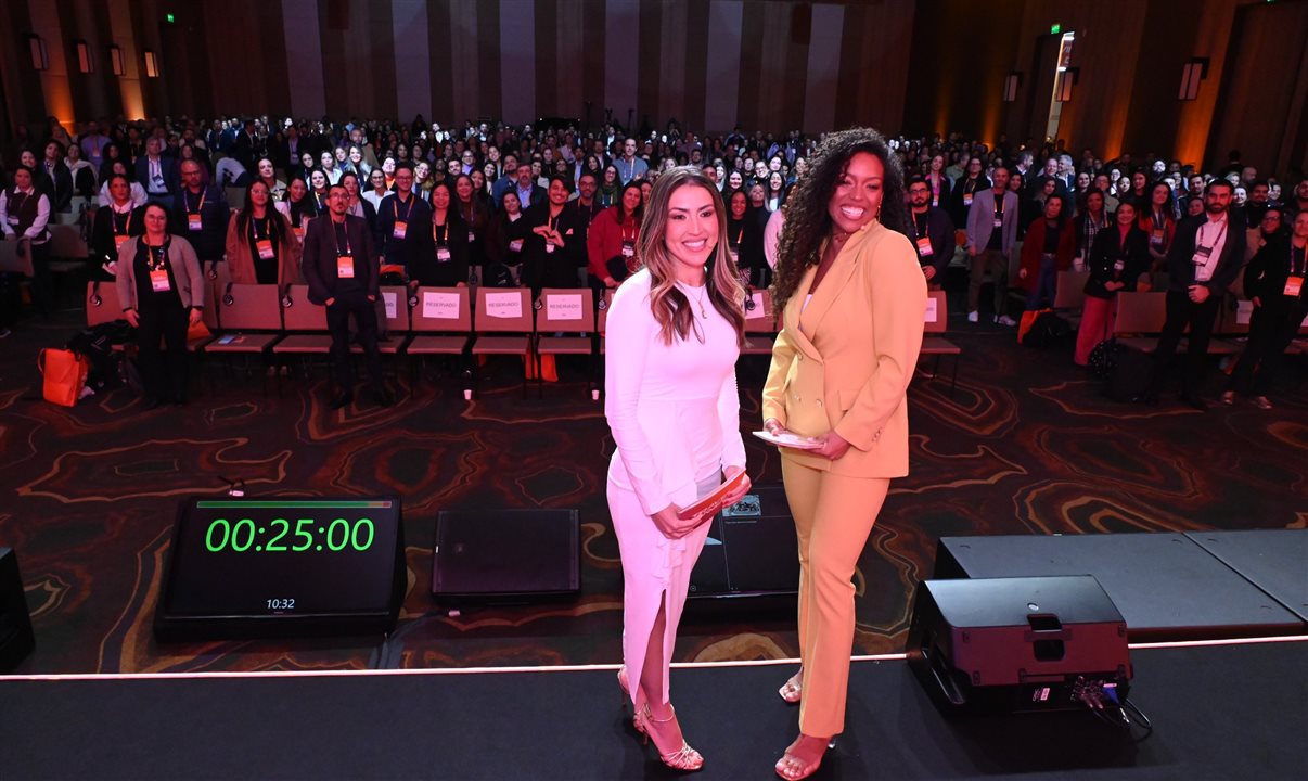 Jordana Souza, da VOLL, com a mestre de cerimônias Camila Lobo