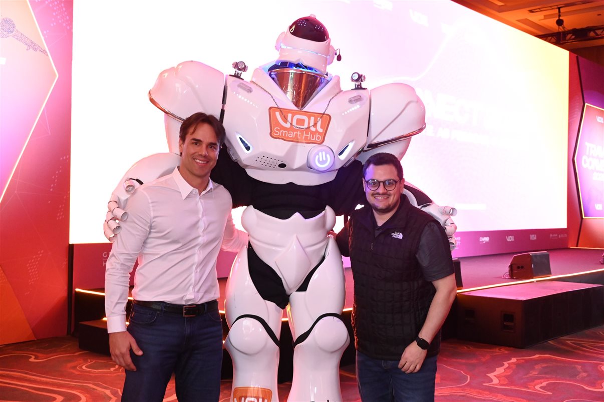 Nelson Guanabara, da Furk, com Vanessa Oliveira e Fran Souza, da VOLL