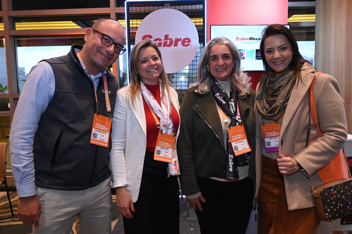 Nelson Guanabara, da Furk, com Vanessa Oliveira e Fran Souza, da VOLL