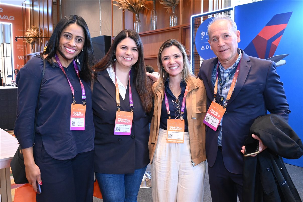 Nelson Guanabara, da Furk, com Vanessa Oliveira e Fran Souza, da VOLL