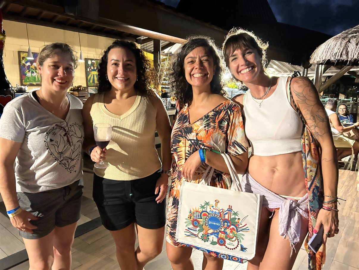 Adriana Fredericce com Julia Mendes, Kelly Souza e Simone Lourenço, da Diversa