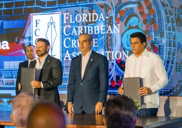 Momento da assinatura da República Dominicana com Florida-Caribbean Cruise Association (FCCA)