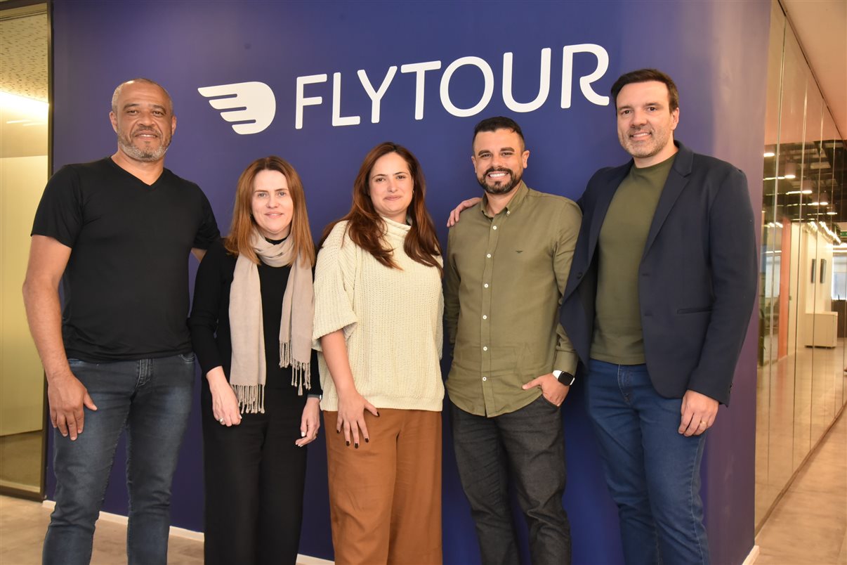  Emerson Cardoso, diretor de Atendimento da Flytour Consolidadora, Andrea Avelleda, head de Relacionamento da Flytour Business Travel, Manuela Bernardes, diretora de Negócios da Flytour Business Travel e Flytour Eventos, Victor Oliveira, gerente Executivo Comercial, e Fernando Lermi, diretor Comercial da Flytour Consolidadora