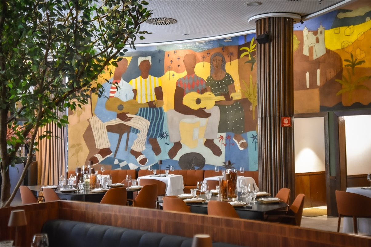 O cartão de visitas do Hotel da Bahia by Wish: Genaro de Carvalho assina um mural de 138 metros quadrados no restaurante que fica na entrada do hotel