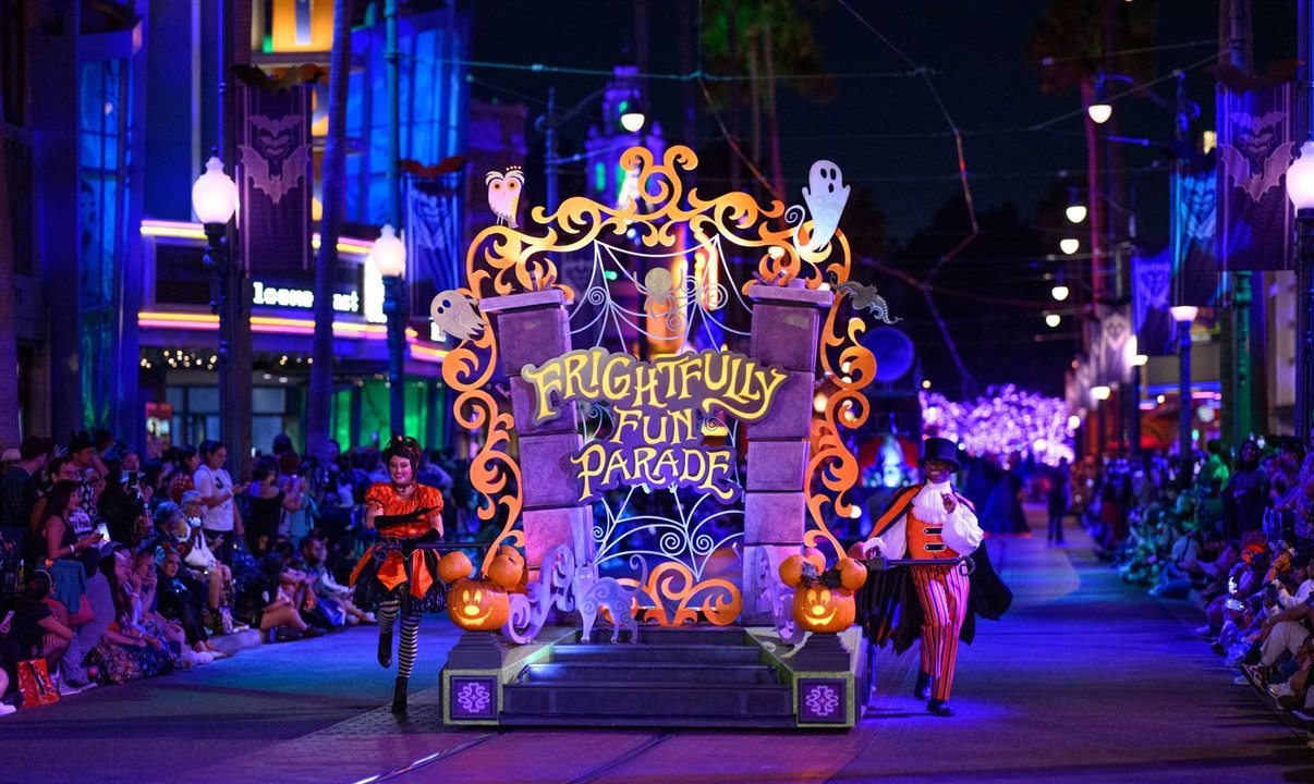 Frightfully Fun Parade” é o desfile noturno do Halloween no Disneyland Resort