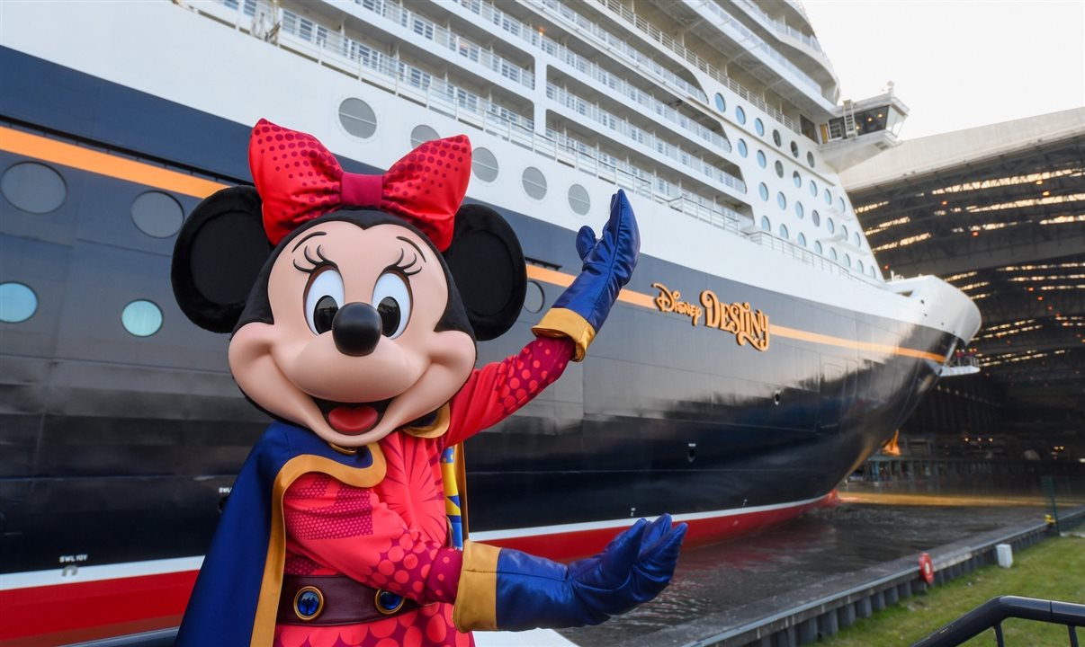 A super-heroína Minnie Mouse cumprimentando o Disney Destiny