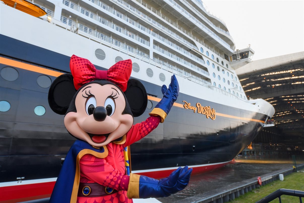 Disney Destiny saindo do estaleiro em direção ao porto