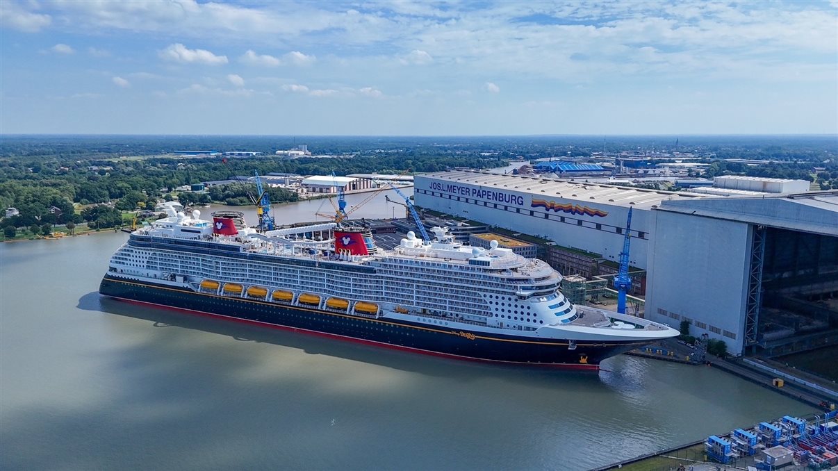 Disney Destiny saindo do estaleiro em direção ao porto