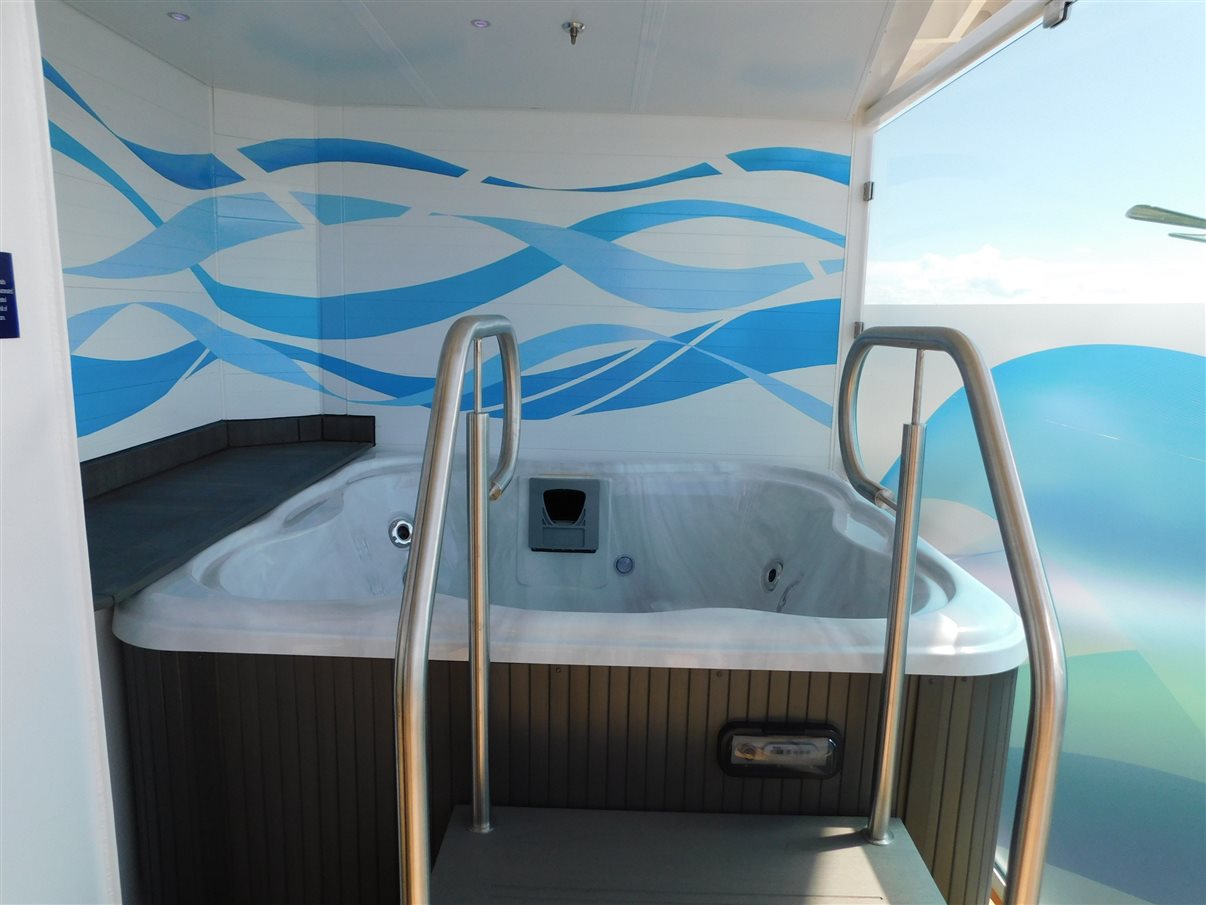 Interior da cabine com varanda no deque 10