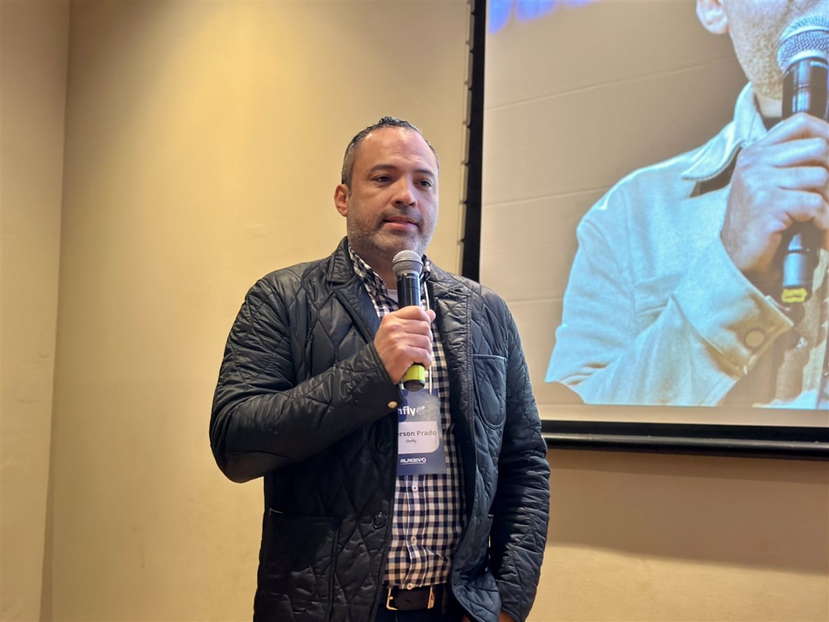 Michele Moraes, da Hyperpharma, entre Thomas Montarroyos e Peterson Prado, da Onfly