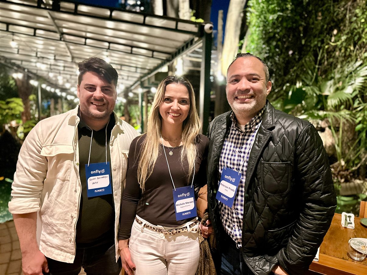 Michele Moraes, da Hyperpharma, entre Thomas Montarroyos e Peterson Prado, da Onfly
