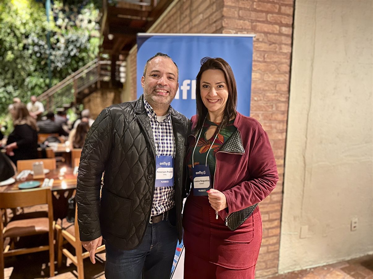 Michele Moraes, da Hyperpharma, entre Thomas Montarroyos e Peterson Prado, da Onfly