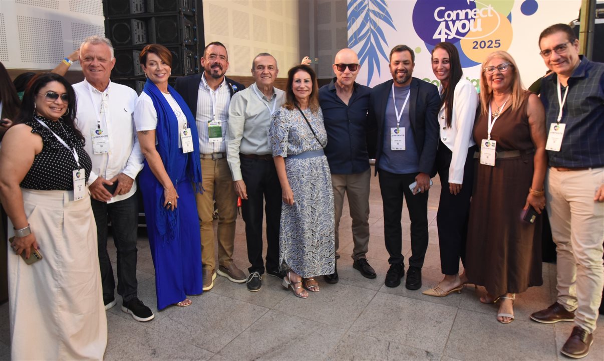 Marcos Almeida, Tércia Vasconcellos e Cláudio Maia, da Itaparica, recebem Gegê Magalhães, do Turismo de Salvador, Rogério Ribeiro, da Abav-BA e de mais convidados