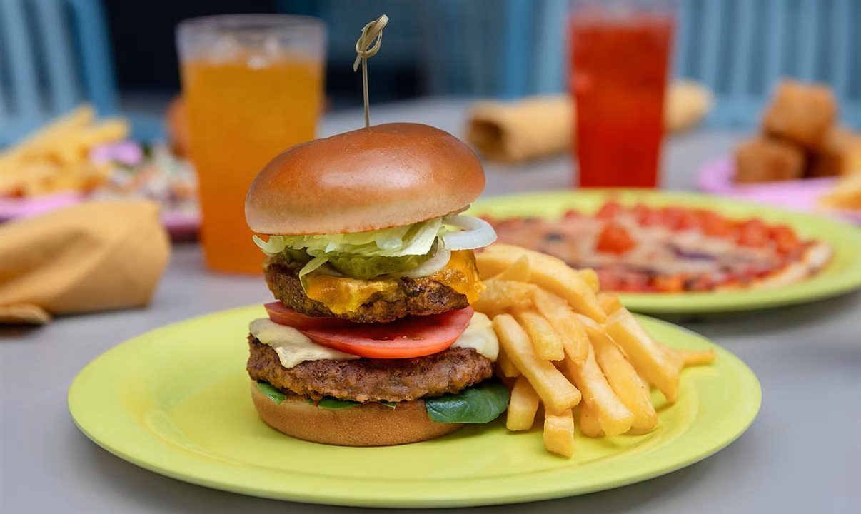 Hambúrguer com fritas do Surfside Eatery