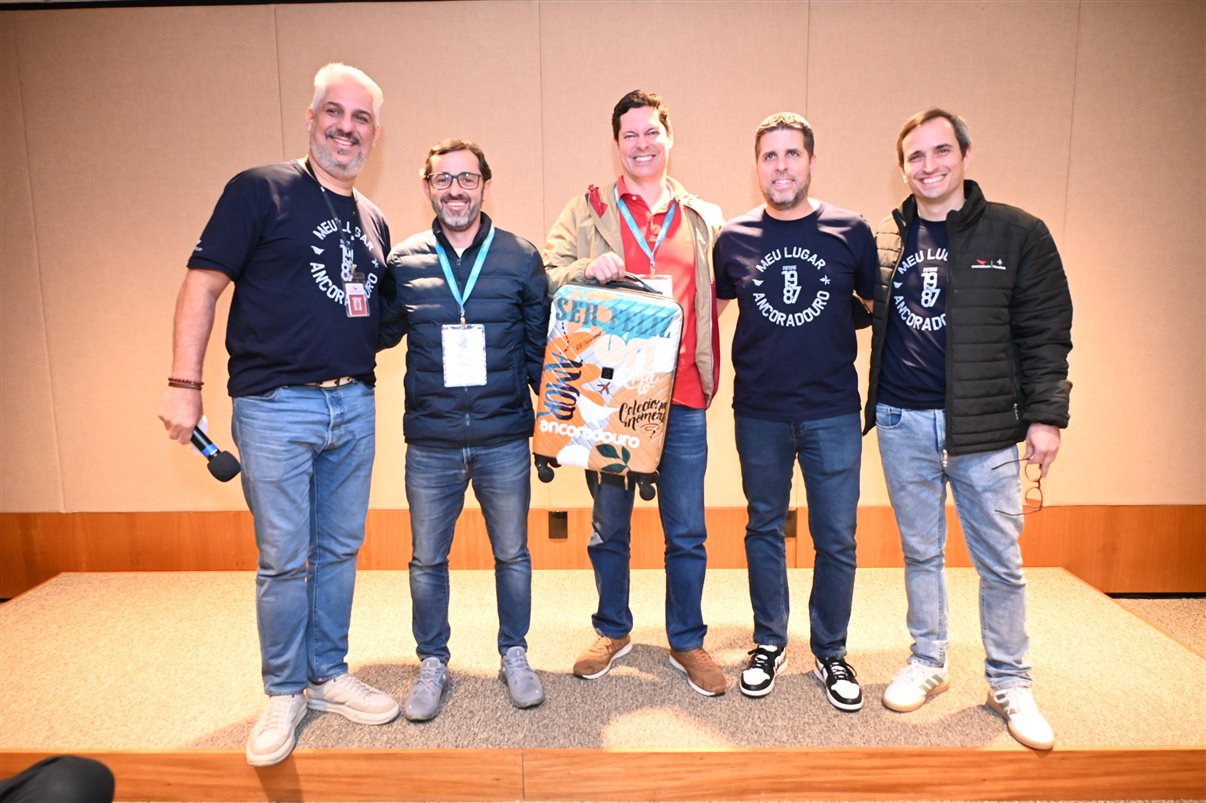 Marcelo Rolim, da Ancoradouro, André Santis e Leonardo Reis, da QG Turismo - agência vencedora da campanha -, Daniel Castanho e Kauê Freitas, da Ancoradouro\n\n