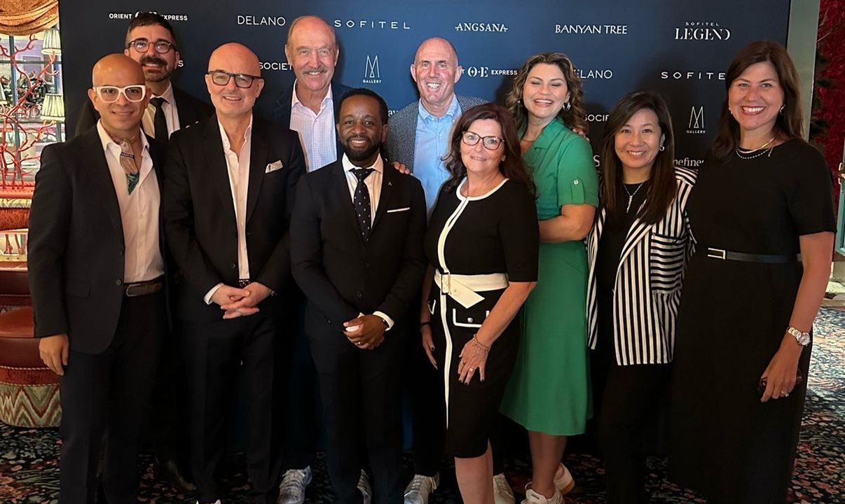 Leslie Dodosn, Haruko Motoyama, Danielle Andreazzi, Krista Mollins, Ranga Chidawanyika, Pascal Visintainer, Markus Tscherner e Julio Gonzalez, da Accor Luxury & Lifestyle nas Américas, com os tenistas Gary Niebur e Stan Smith