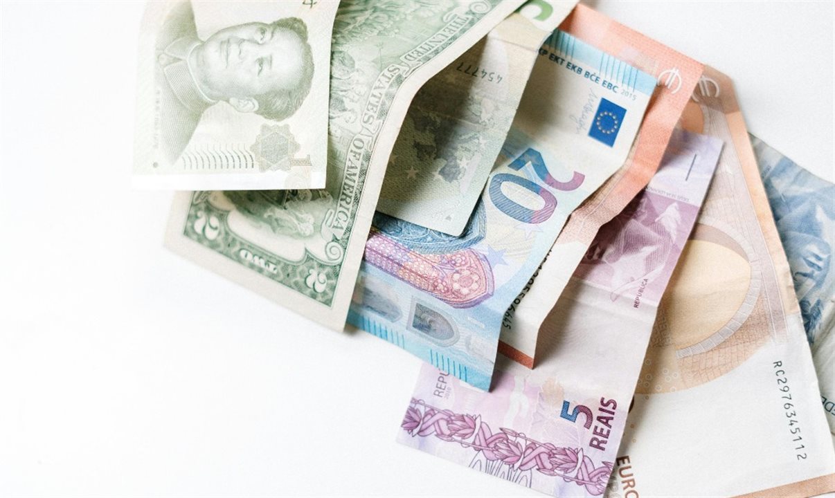 Por sua vez, o dólar norte-americano manteve seu protagonismo, ocupando a liderança do ranking pelo 10º mês consecutivo