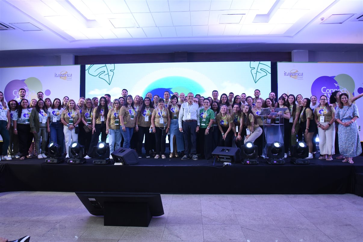 O diretor comercial, Marcos Almeida, convidou os agentes de viagens VIPs para um momento especial