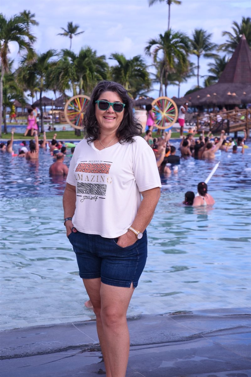Larissa Rodrigues e Janara Assis, da Itaparica Tour, acompanham o grupo na viagem