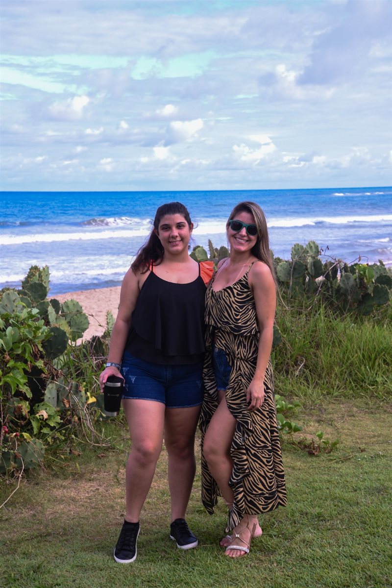 Larissa Rodrigues e Janara Assis, da Itaparica Tour, acompanham o grupo na viagem