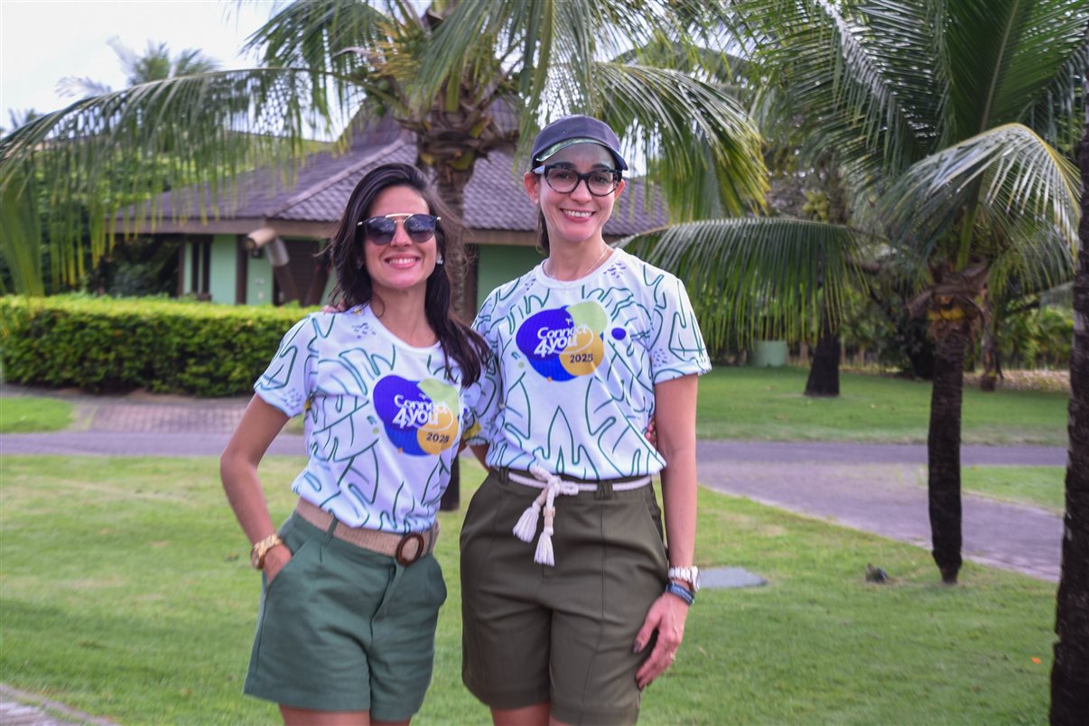 Larissa Rodrigues e Janara Assis, da Itaparica Tour, acompanham o grupo na viagem
