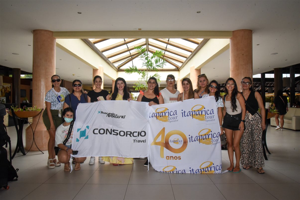 Larissa Rodrigues e Janara Assis, da Itaparica Tour, acompanham o grupo na viagem