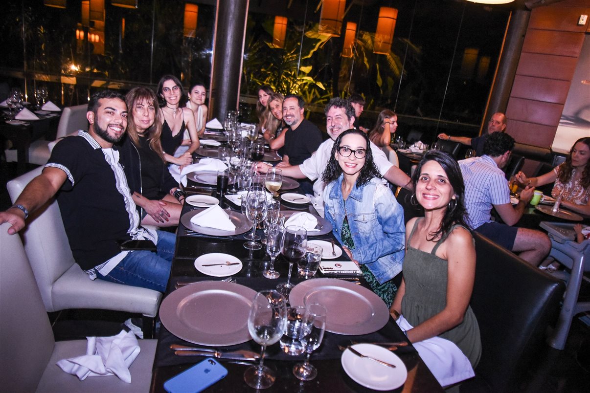 Larissa Rodrigues e Janara Assis, da Itaparica Tour, acompanham o grupo na viagem