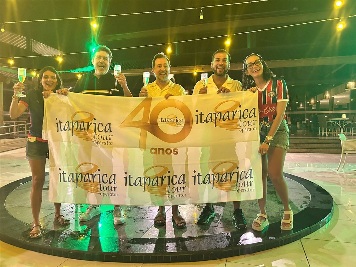 Larissa Rodrigues e Janara Assis, da Itaparica Tour, acompanham o grupo na viagem