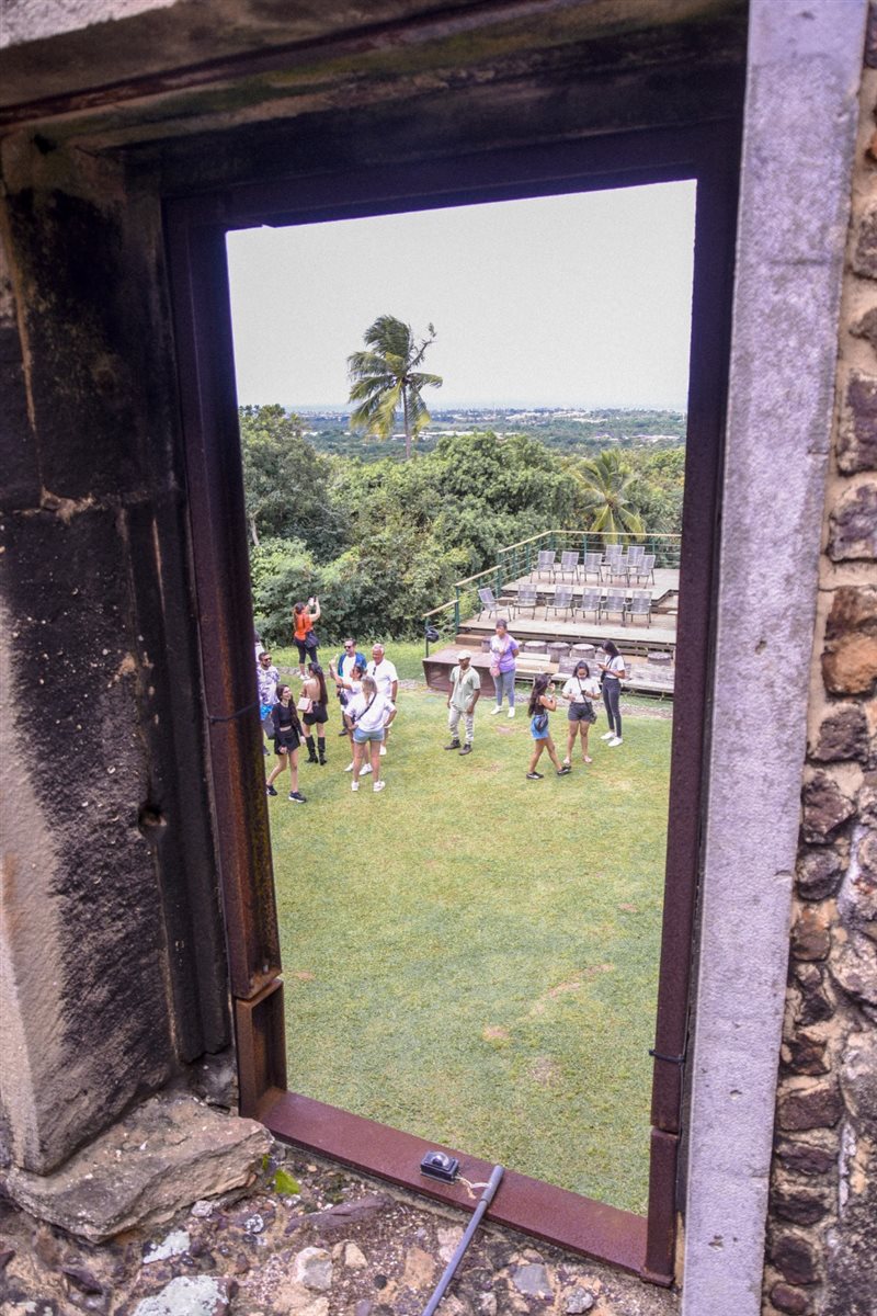 A Fundação Garcia D’Ávila é responsável pela preservação e manutenção da Casa da Torre, também conhecida como Castelo Garcia D’Ávila, primeira edificação fortificada e única construção das américas com caraterísticas medievais, erigida em 1551, no alto da Colina de Tatuapara em Praia do Forte