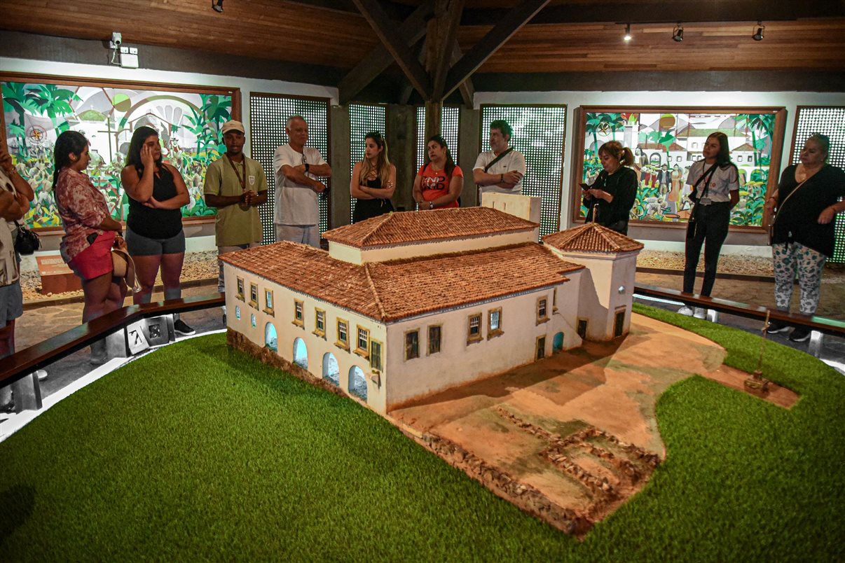 A Fundação Garcia D’Ávila é responsável pela preservação e manutenção da Casa da Torre, também conhecida como Castelo Garcia D’Ávila, primeira edificação fortificada e única construção das américas com caraterísticas medievais, erigida em 1551, no alto da Colina de Tatuapara em Praia do Forte