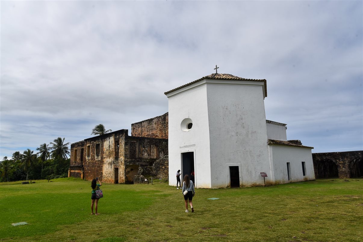 A Fundação Garcia D’Ávila é responsável pela preservação e manutenção da Casa da Torre, também conhecida como Castelo Garcia D’Ávila, primeira edificação fortificada e única construção das américas com caraterísticas medievais, erigida em 1551, no alto da Colina de Tatuapara em Praia do Forte
