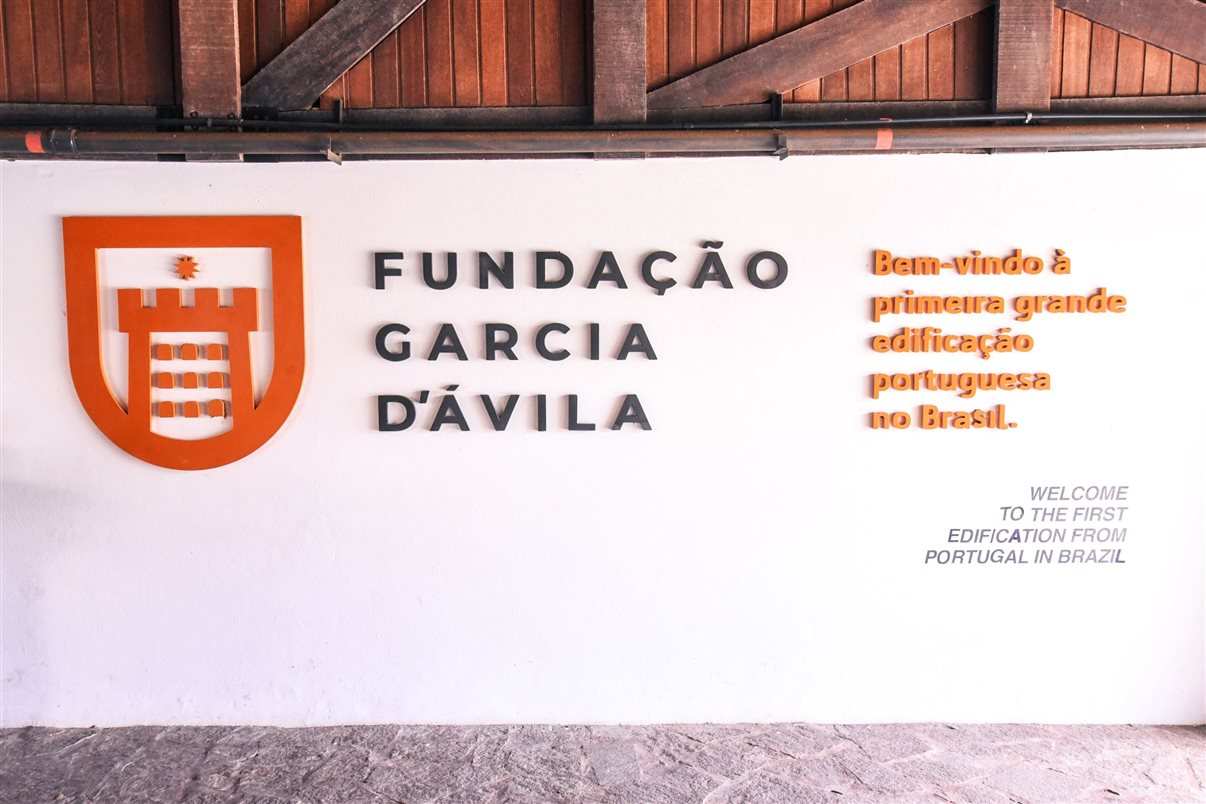A Fundação Garcia D’Ávila é responsável pela preservação e manutenção da Casa da Torre, também conhecida como Castelo Garcia D’Ávila, primeira edificação fortificada e única construção das américas com caraterísticas medievais, erigida em 1551, no alto da Colina de Tatuapara em Praia do Forte