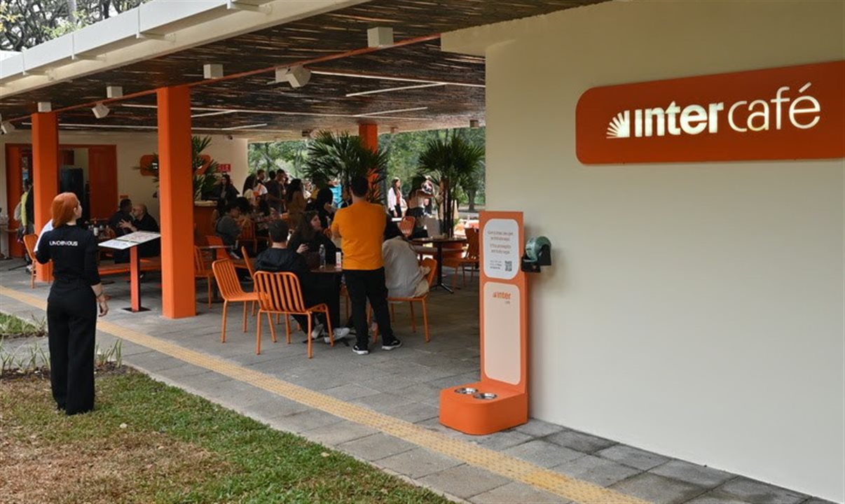 Local oferece o empréstimo gratuito de cadeiras, ombrelones e puffs infláveis, aos fins de semana e ativações em parceria com diferentes marcas