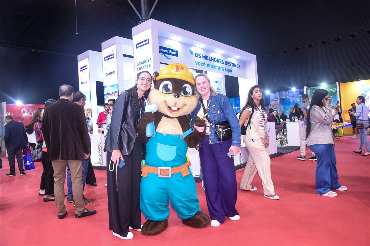 Fernanda Ramalho Batista e Aline Curti, da Resorts Brasil, em frente ao estande da associação na feira