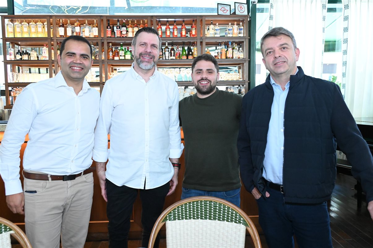 Carolina Putnoki, da Atout France, com Ignacio Palacios, Fernanda Zebral, Adrian Ursilli, Rafael Grosso e Eduardo Simões, da MSC Cruzeiros