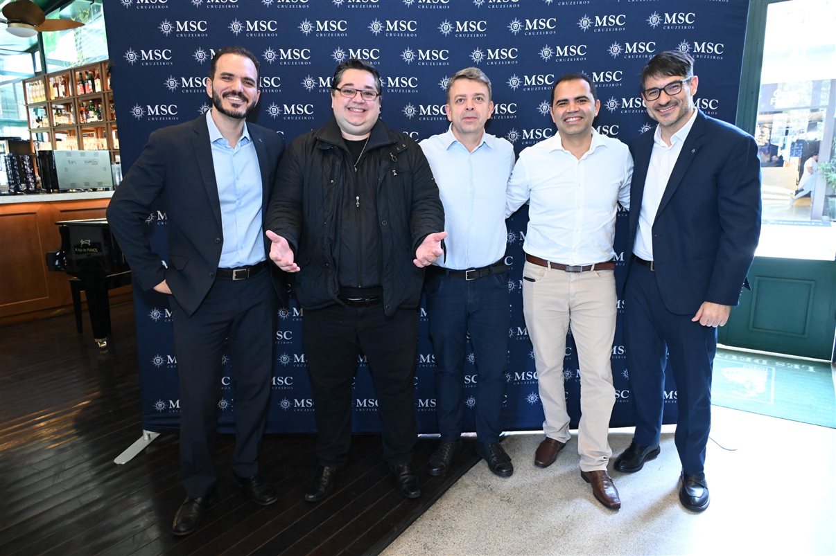 Carolina Putnoki, da Atout France, com Ignacio Palacios, Fernanda Zebral, Adrian Ursilli, Rafael Grosso e Eduardo Simões, da MSC Cruzeiros