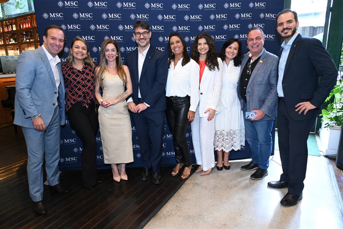 Carolina Putnoki, da Atout France, com Ignacio Palacios, Fernanda Zebral, Adrian Ursilli, Rafael Grosso e Eduardo Simões, da MSC Cruzeiros