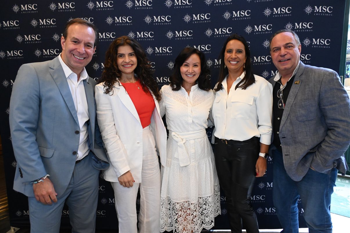Carolina Putnoki, da Atout France, com Ignacio Palacios, Fernanda Zebral, Adrian Ursilli, Rafael Grosso e Eduardo Simões, da MSC Cruzeiros