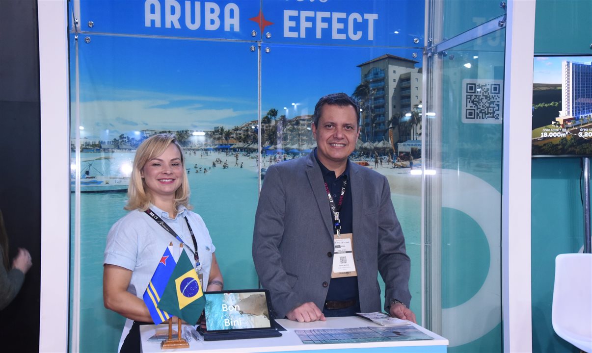 Alessandra Cardoso e Carlos Barbosa representam o destino caribenho na feira
