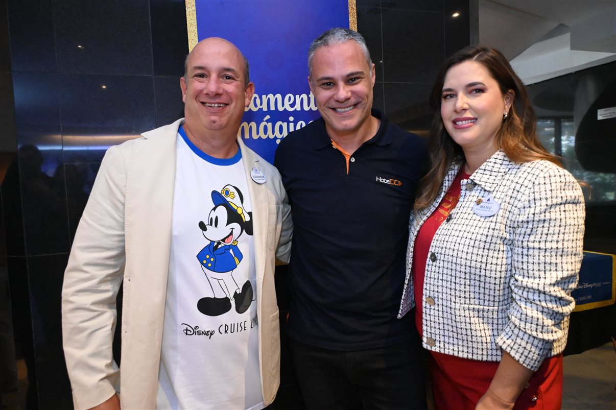 Ian de Palma, Isabella Gueller, Thais Ramos, Manuela Gentil Bopp, Alexander Haim, Lisa Smith, Juliana Belloti e Ana Luíza Teixeira, da Disney Destinations