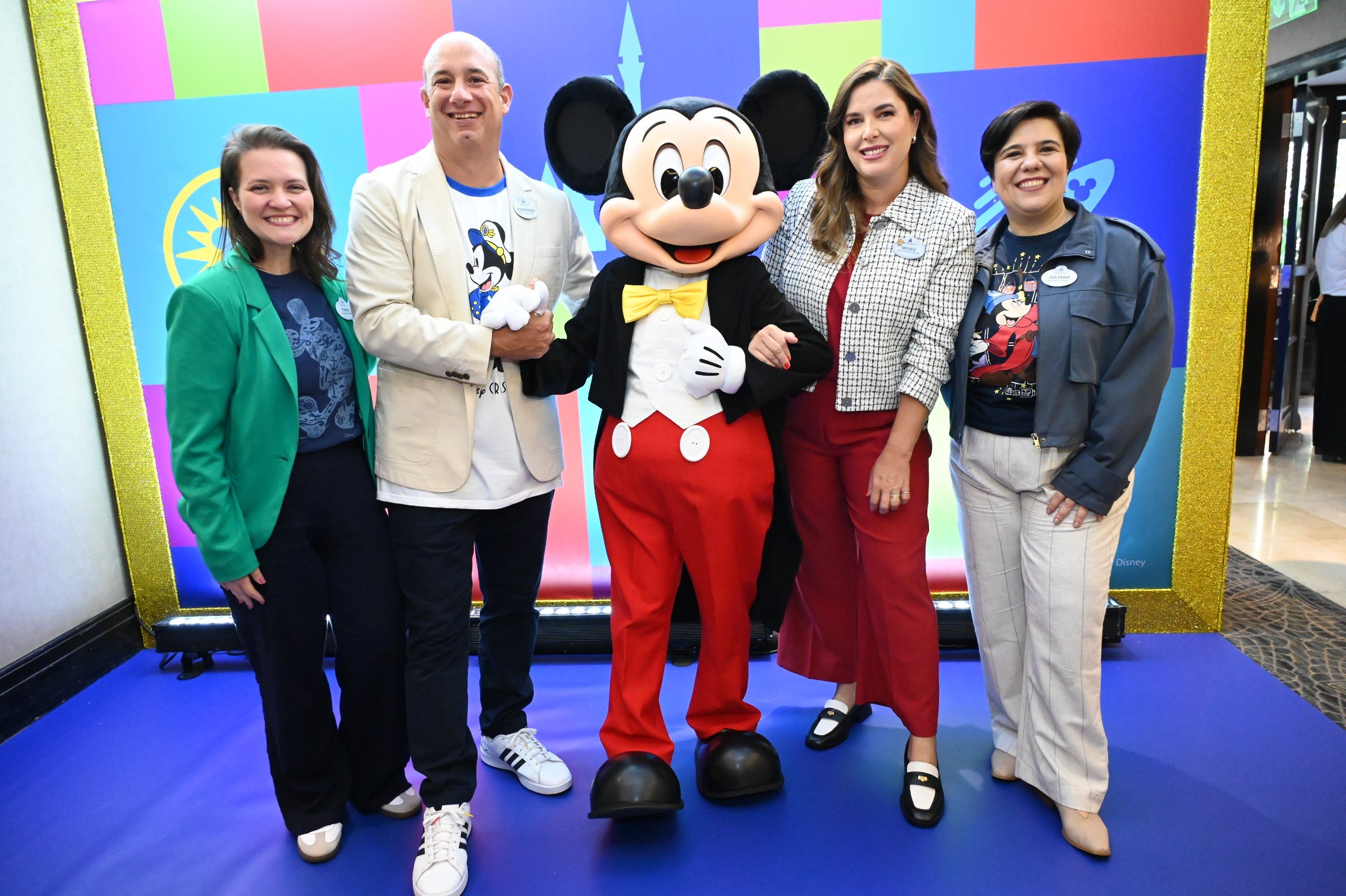Mickey Mouse com Thais Ramos, Alexander Haim, Manoela Gentil Bopp e Juliana Belloti, da Disney Destinations