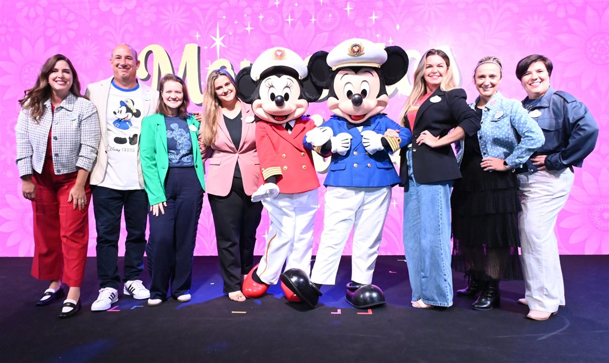 Mickey e Minnie Mouse com Manoela Bopp, Alexander Haim, Thais Ramos, Ana Locatelli, Karina Girardi, Patricia Pedron e Juliana Belloti, da Disney Destinations