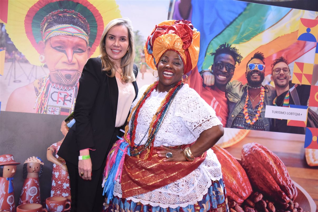 Giulliana Brito, chefe de gabinete da Secretaria Estadual de Turismo, ao lado de Luci Nascimento