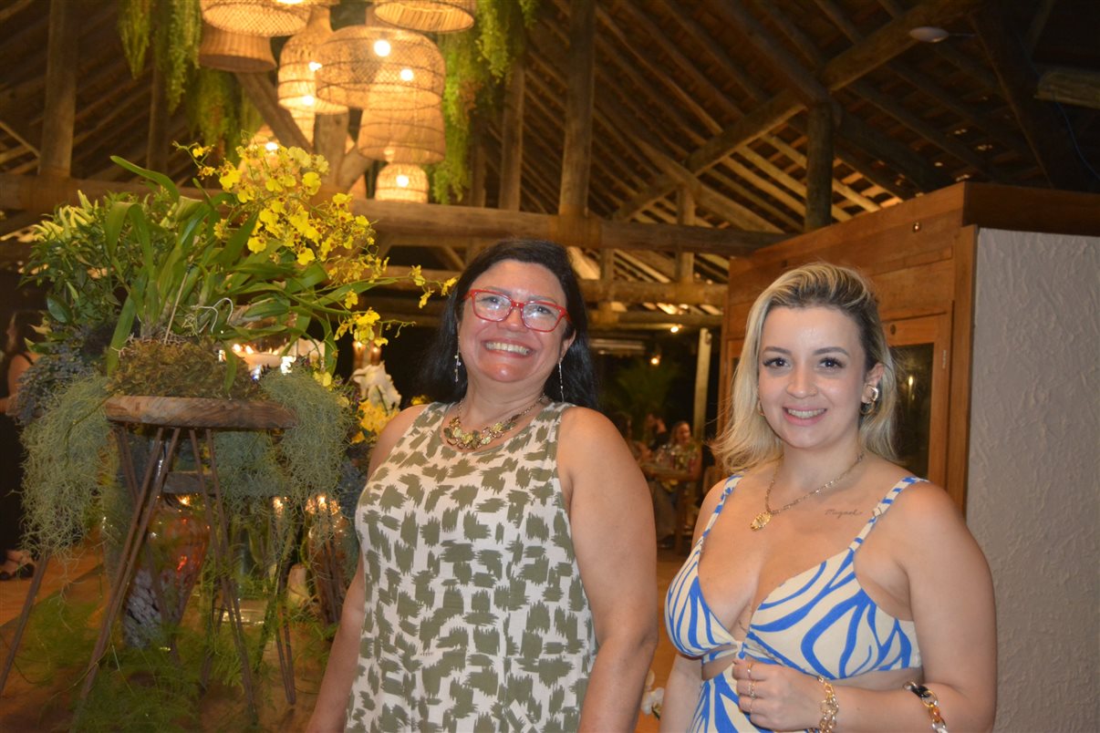 Convidados do Golden Friends assistem a vídeos 