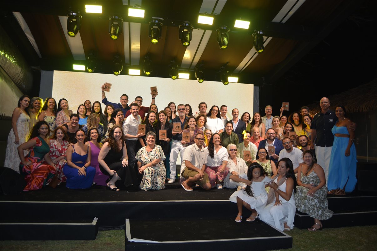 Convidados do Golden Friends assistem a vídeos 