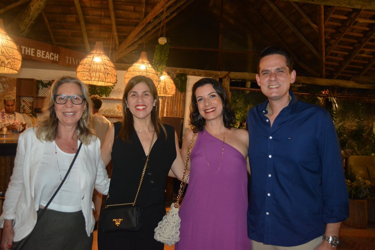 Convidados do Golden Friends assistem a vídeos 