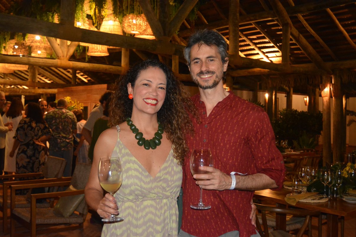 Convidados do Golden Friends assistem a vídeos 