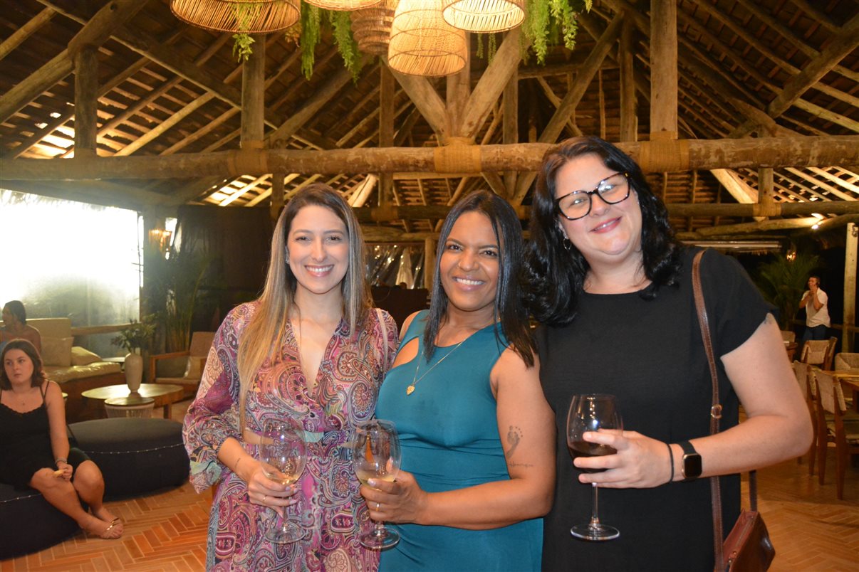 Convidados do Golden Friends assistem a vídeos 